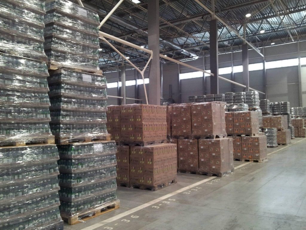 На фото – склад алкогольной продукции